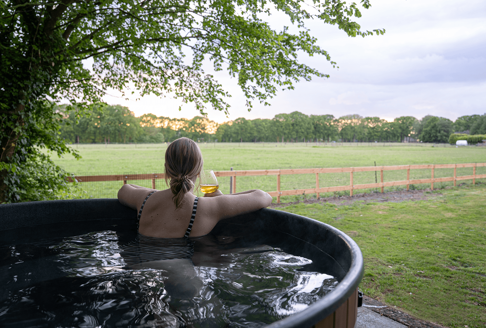 Schönes Ferienhaus mit Hottub und Blick über die Wiesen