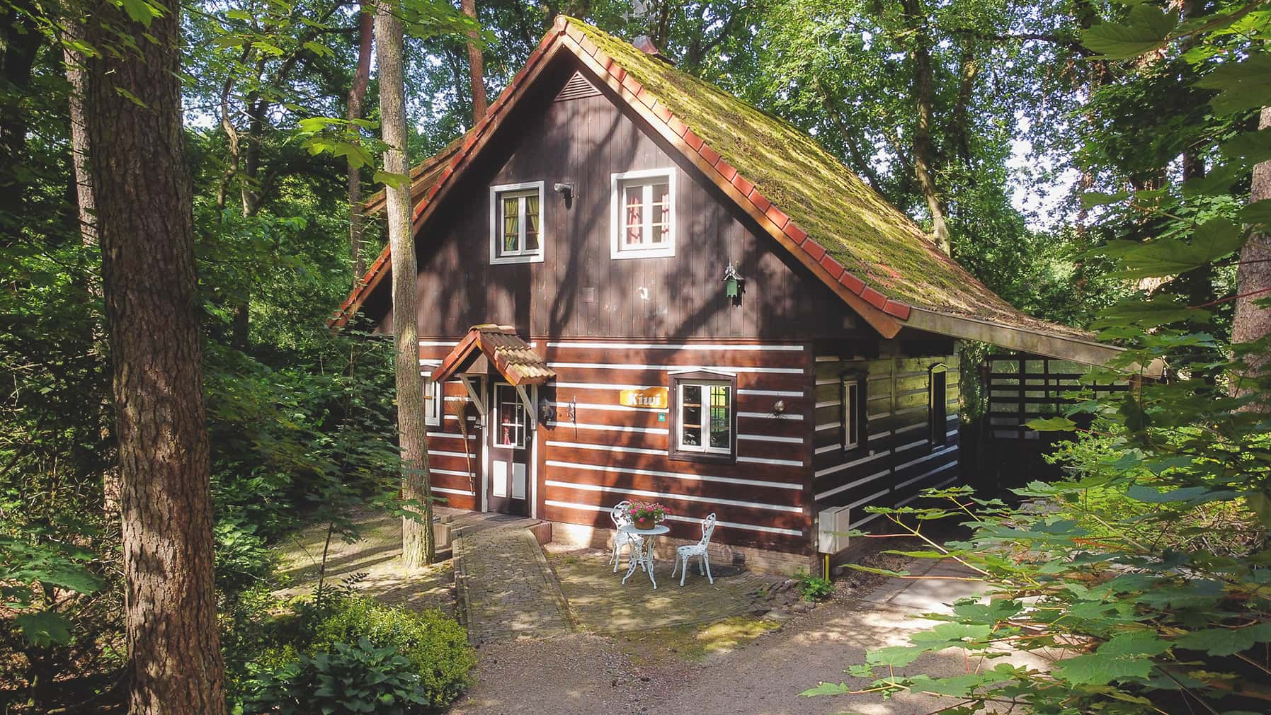 Romantisches kanadisches Bungalow mit Blick auf Feld und Wald 