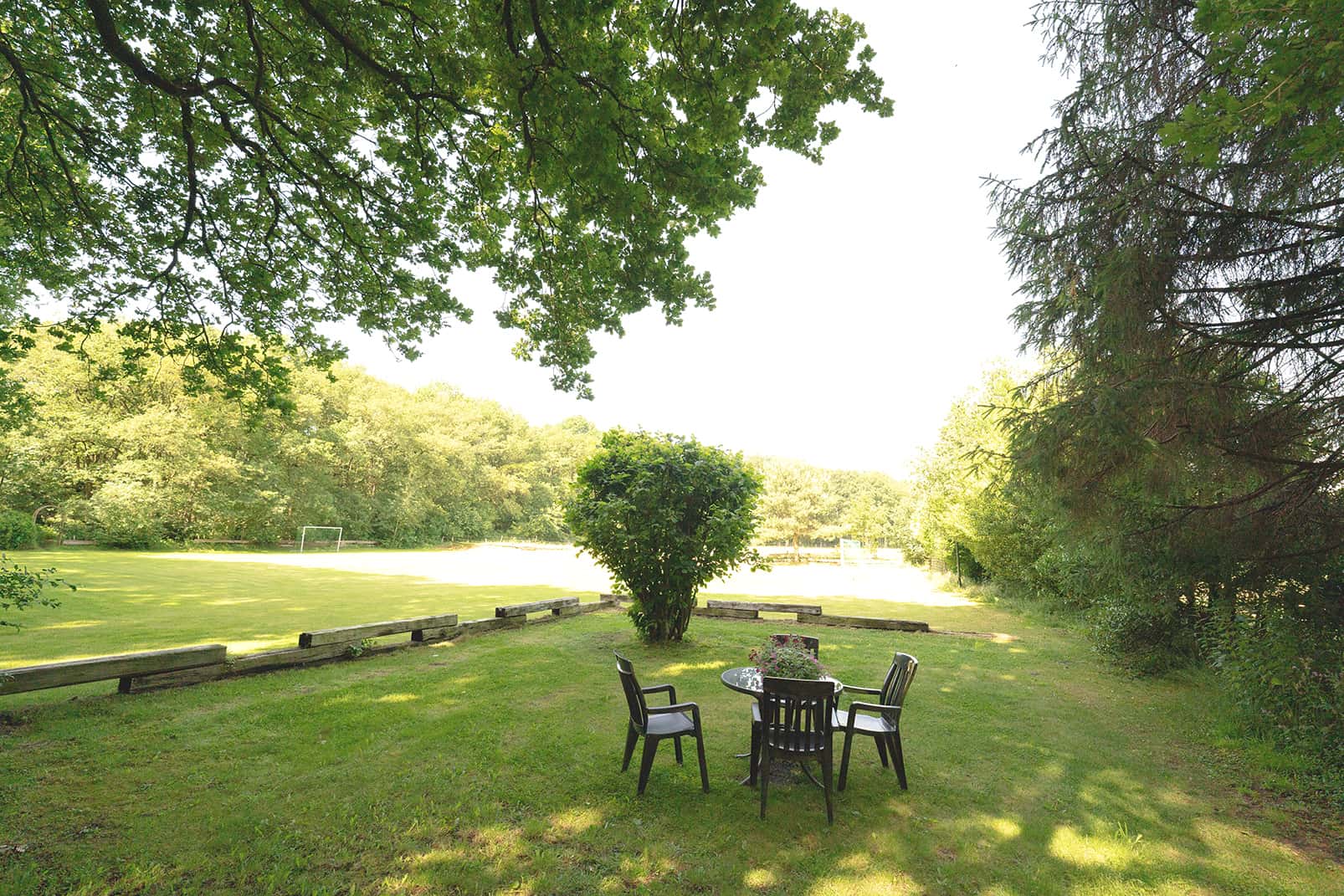 Romantisches kanadisches Bungalow mit Blick auf Feld und Wald 